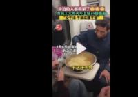 農(nóng)民工大哥火車上用盆炫10袋泡面 背后真相曝光簡(jiǎn)直太驚人了