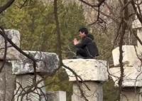 圓明園回應(yīng)男子攀爬遺址拍照 背后真相曝光簡(jiǎn)直太驚人了