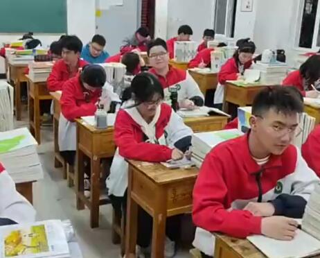 老師宣布各科月考第1名 女生連站7次 照片曝光直接讓人大呼意外