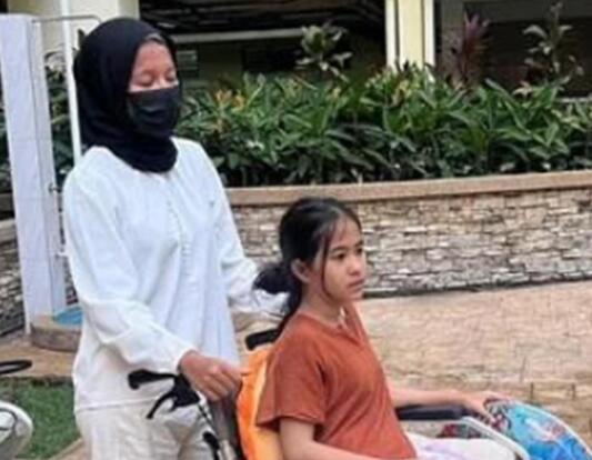 頑童拉走椅子致童星摔至尿失禁 具體事件經(jīng)過(guò)是什么?