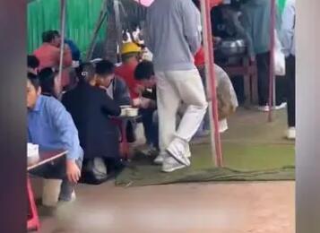 大學(xué)生組團(tuán)到工地吃13元盒飯 到底是什么情況?