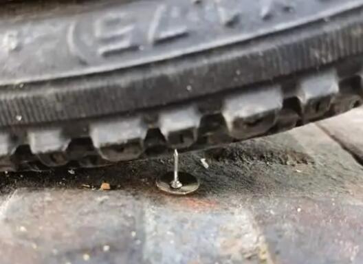 外賣員在路上撒超3000枚圖釘被判刑 真相曝光簡(jiǎn)直太驚人了