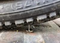 外賣員在路上撒超3000枚圖釘被判刑 真相曝光簡直太驚人了