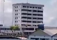 厄瓜多爾6.5級地震:房屋震落水中 現(xiàn)場畫面真的太嚇人了