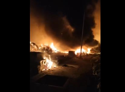 哈爾濱四輛拉載秸稈的大貨車起火 原因竟是這樣實在是太意外了