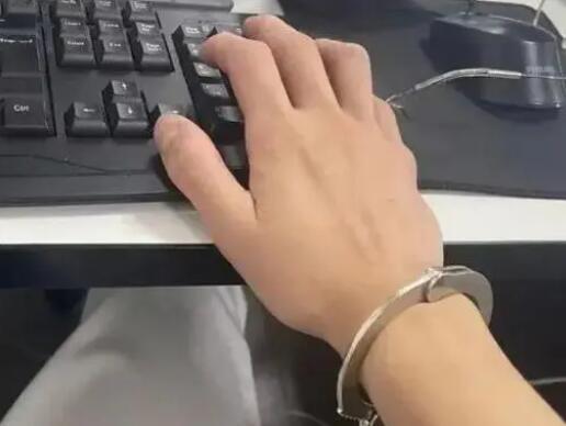 男子緬北戴手銬敲鍵盤 哭求別嘎腰子 真相離奇讓人直呼太意外