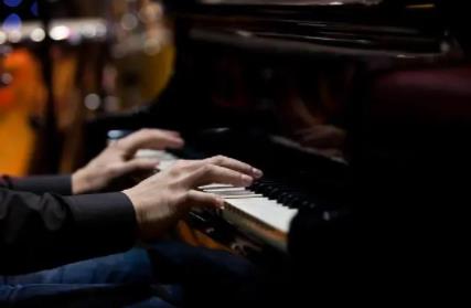 殯儀館萬元招聘鋼琴師崗位爆滿 到底是什么情況?