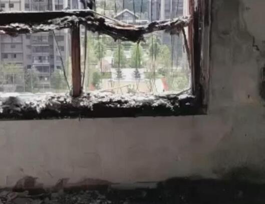 房屋起火9歲男童窗外求救后墜亡 照片曝光實在是太慘了