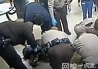 非裔男子遭美警跪壓后身亡 原因揭秘直接讓人傻眼了