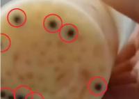 女生疑在奶茶中喝出10余顆玻璃珠 引起廣泛關(guān)注