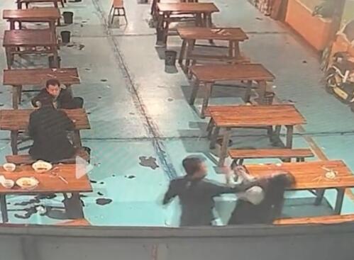 女子遭多名陌生男子毆打10多分鐘 到底是什么情況?