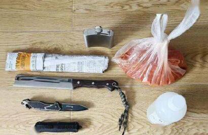 男子抗拒離婚帶刀和鹽酸進(jìn)法院 真相曝光簡(jiǎn)直太驚人了