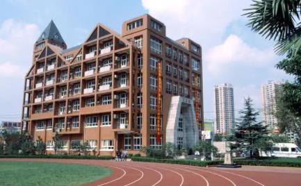 女生戴假發(fā)進入男浴室偷拍?官方回應(yīng) 真相到底是什么?