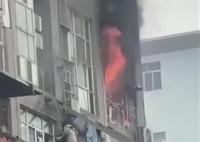 長(zhǎng)沙一大樓起火 多人爬窗逃生 火舌不停從窗戶噴出
