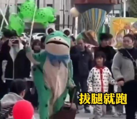 “青蛙賣崽”遇見城管撒腿就跑 到底是什么情況?
