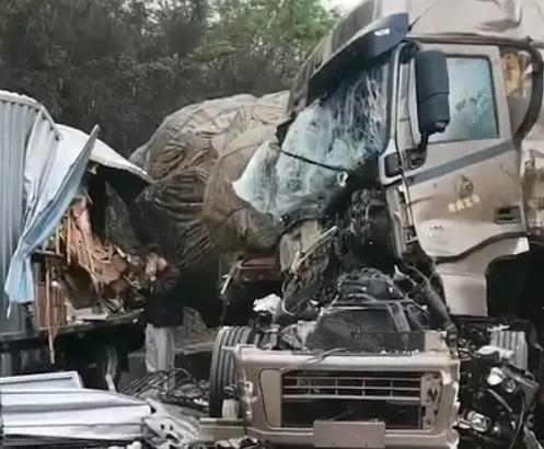 重慶大巴側(cè)翻致20傷:7人傷勢較重 照片曝光直接讓人大呼意外