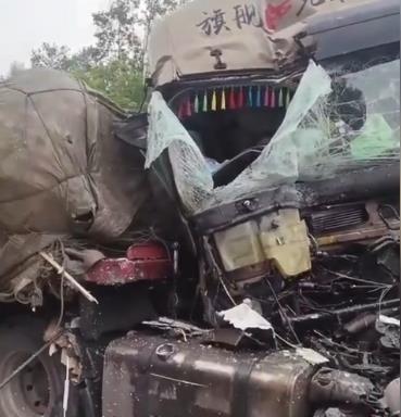 重慶大巴側(cè)翻致20傷:7人傷勢(shì)較重 照片曝光直接讓人大呼意外