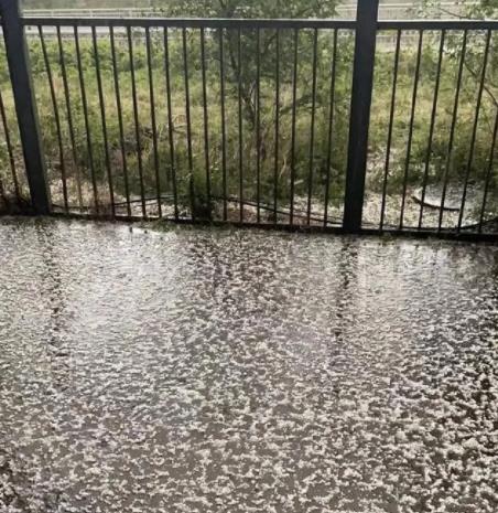 密集落下!實(shí)拍北京多地突降冰雹 照片曝光實(shí)在是太嚇人了