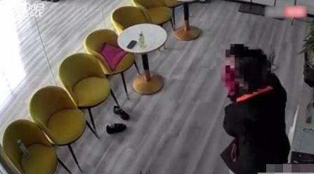 男子店里脫褲子強(qiáng)行摟抱鄰座女子 事件始末是什么?