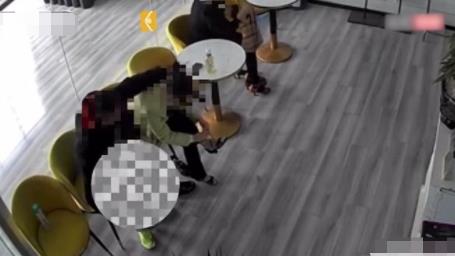 男子店里脫褲子強(qiáng)行摟抱鄰座女子 事件始末是什么?