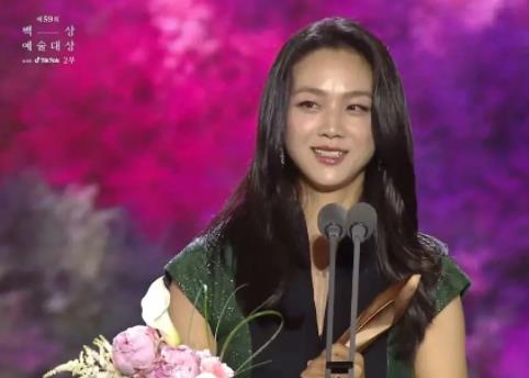 湯唯二封百想影后 導(dǎo)演樸贊郁夸贊湯唯膽識過人