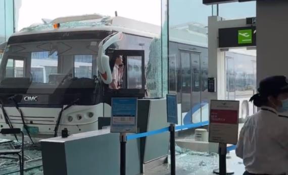 擺渡車撞進航站樓?廈門機場回應(yīng) 具體事件經(jīng)過是什么?  