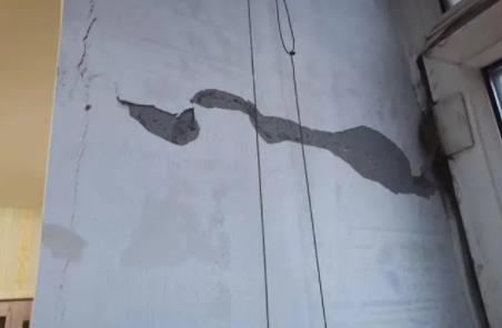 被砸承重墻高樓內(nèi)仍有人居住 原因太出乎意料了