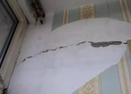 被砸承重墻高樓內(nèi)仍有人居住 真相揭露真的令人大吃一驚