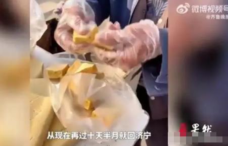 山東71歲爺爺一年2次外出賣糖 被網(wǎng)友稱贊無私奉獻(xiàn)