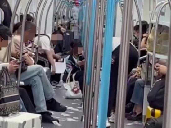 杭州一男子地鐵車廂內(nèi)狂撒5元紙幣 具體事件經(jīng)過是什么?
