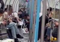 杭州一男子地鐵車廂內(nèi)狂撒5元紙幣 真相到底是什么?