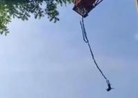 游客蹦極掛空中6小時?官方回應(yīng) 照片曝光實(shí)在是太嚇人了