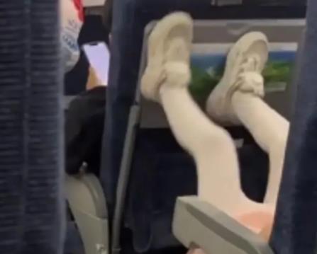 孩子高鐵上狂踢前排家長無動于衷 引發(fā)了乘客的不滿和譴責