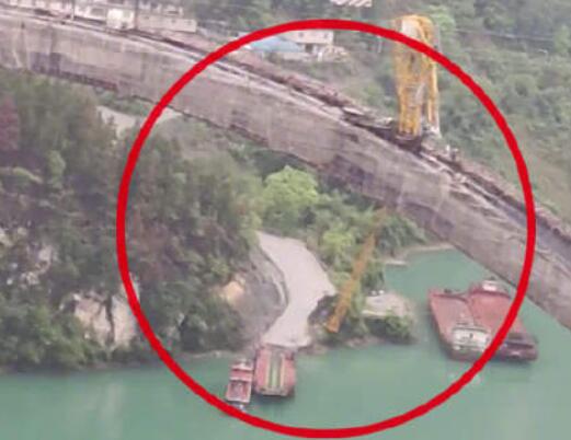 重慶一在建大橋塔吊被撞斷 到底是什么情況?