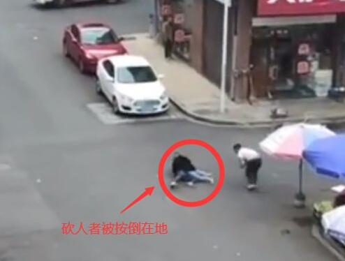 男子拿菜刀瘋狂追砍一男一女被抓獲 真相揭露真的令人大吃一驚