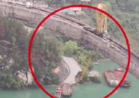 重慶一在建大橋塔吊被撞斷 真相曝光簡直太驚人了