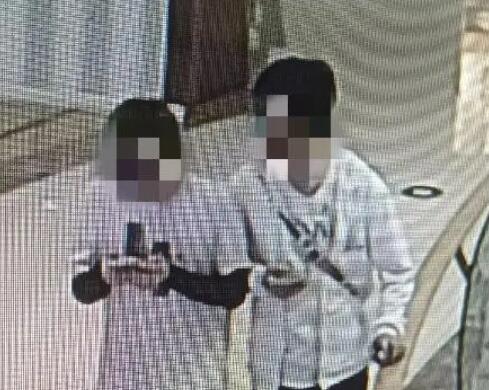 商場(chǎng)兩男子朝嬰兒車吐口水 真相揭露真的令人大吃一驚 