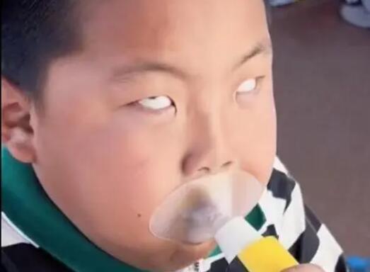 小男孩做肺活量測(cè)試拼到翻白眼 現(xiàn)場(chǎng)畫(huà)面直接令人笑翻了