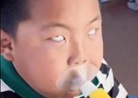 小男孩做肺活量測(cè)試拼到翻白眼 實(shí)在是太拼太搞笑了
