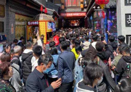 00后女孩離職旅行存款卻越變?cè)蕉?真相揭露真的令人大吃一驚