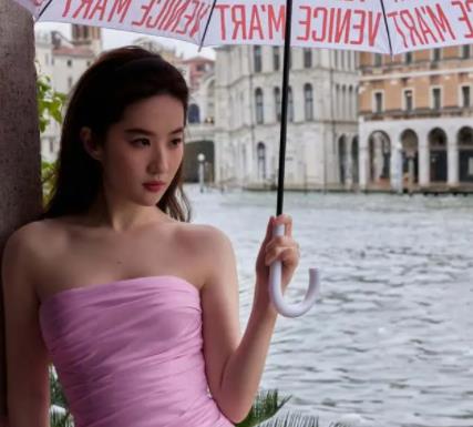 Lisa劉亦菲贊達亞同框 視覺盛宴和精神享