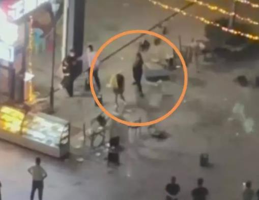 警方回應(yīng)男子猛砸女子致倒地不起 具體事件經(jīng)過是什么?