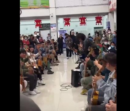 內(nèi)蒙古火車站樂手齊奏萬馬奔騰 描繪了內(nèi)蒙古千里草原的壯闊豪邁
