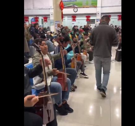 內蒙古火車站樂手齊奏萬馬奔騰 描繪了內蒙古千里草原的壯闊豪邁