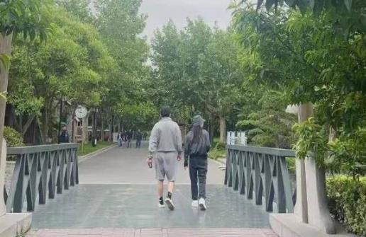 雷佳音夫婦公園散步被偶遇 翟煦飛氣質(zhì)出眾體態(tài)很好