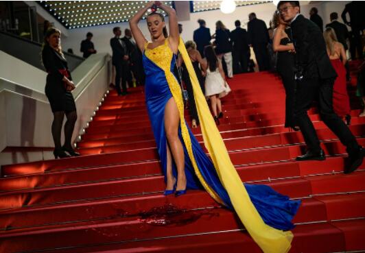 戛納紅毯上 烏克蘭網(wǎng)紅給自己潑假血