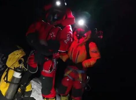 科考隊員向珠峰峰頂挺進(jìn) 科考隊一行11人從海拔8300米出發(fā)