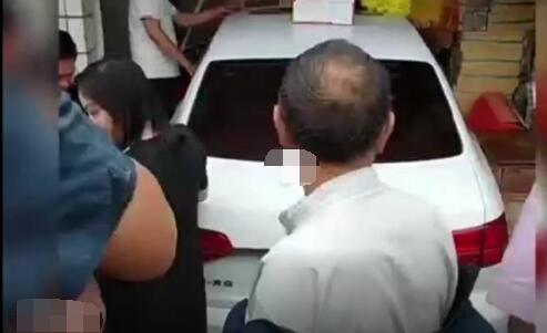 成都一轎車(chē)沖進(jìn)店鋪?zhàn)矇?6個(gè)骨灰盒 真相曝光簡(jiǎn)直太驚人了