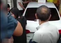 成都一轎車沖進(jìn)店鋪?zhàn)矇?6個(gè)骨灰盒 真相曝光簡直太驚人了