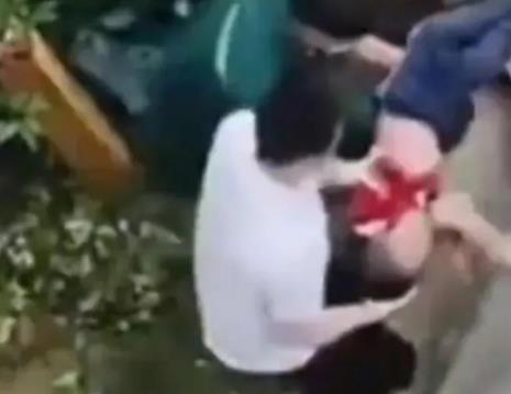 從26樓撐傘跳下男童生命體征平穩(wěn) 原因揭秘直接讓人傻眼了